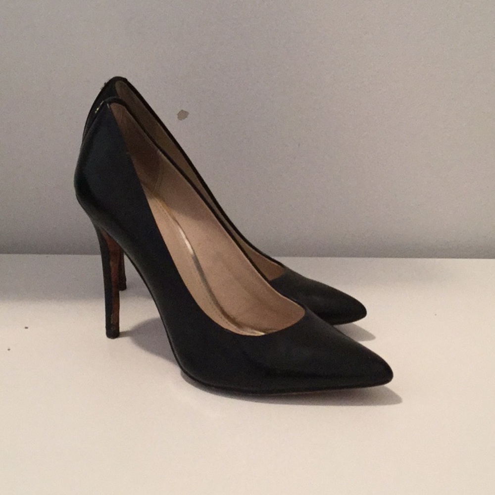 Black coach pumps size 6